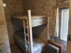 Postel nebo postele na pokoji v ubytování Lanklaar Chalet with Garden