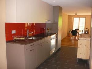 una cocina con fregadero y estufa horno superior en Hof Quadra, en Flerden