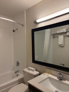 Ένα μπάνιο στο Super 8 Hotel by Wyndham - Dumfries VA +9 φωτογραφίες