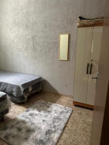 En eller flere senge i et værelse på Apartamento Completo