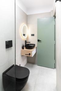 Un baño con un inodoro negro y un lavabo. en Cosy Studio in Central Kathmandu with Terrace, en Katmandú 66 fotos más