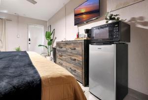 Kuchyň nebo kuchyňský kout v ubytování Cozy King Bed Studio - Affordable Fresh Cozy + 15 fotografií