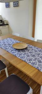 einem Holztisch mit einer Platte darüber in der Unterkunft Haus Sonneninsel Velden am Wörthersee in Velden am Wörthersee + 32 Fotos