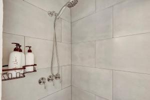 Koupelna v ubytování Cozy King Bed Studio - Affordable Fresh Cozy