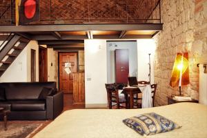 Postel nebo postele na pokoji v ubytování Malfatti Palace Premier Studio