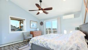 une chambre avec un lit et un ventilateur de plafond dans l'établissement Sunset Retreat, à North Cape May