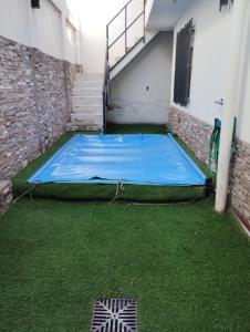 eine blaue Plane auf dem Rasen in einem Gebäude in der Unterkunft CASA MENDOZA CENTRO con Pileta in Mendoza