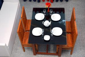 - une vue de tête sur une table avec des assiettes et des verres à vin dans l'établissement NARMADA HOMESTAY Yamuna, à Malappuram