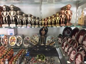 a shelf filled with lots of statues and other items at Hotel La Vieille Lanterne in Brussels