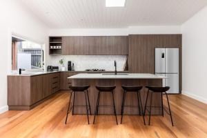 Η κουζίνα ή μικρή κουζίνα στο Clovers Rest - Artisan Retreat - Central Bangalow