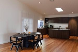 Η κουζίνα ή μικρή κουζίνα στο Clovers Rest - Artisan Retreat - Central Bangalow