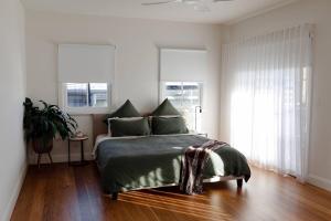 Ένα ή περισσότερα κρεβάτια σε δωμάτιο στο Clovers Rest - Artisan Retreat - Central Bangalow