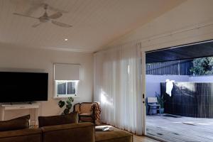 Μια τηλεόραση ή/και κέντρο ψυχαγωγίας στο Clovers Rest - Artisan Retreat - Central Bangalow +26 φωτογραφίες