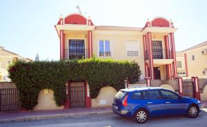 Niebieski samochód zaparkowany przed domem w obiekcie Holiday home MonteMar w mieście Campoamor