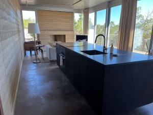 Nhà bếp/bếp nhỏ tại Roadrunner Cabin at Gamenthaler +13 ảnh