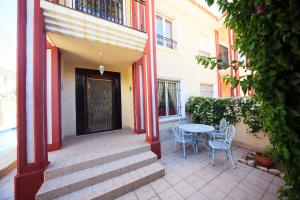 taras ze stołem i krzesłami obok budynku w obiekcie Holiday home MonteMar w mieście Campoamor