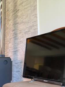 einen großen Flachbild-TV auf einem Tisch in der Unterkunft Casa el ensueño Lican Ray, a pasos de playa grande in Licán Ray