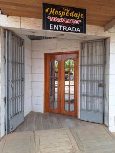 普卡尔帕Hospedaje Marvento的清真寺的入口,有木门