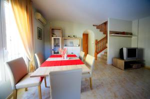 jadalnia ze stołem z krzesłami i telewizorem w obiekcie Holiday home MonteMar w mieście Campoamor