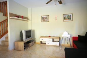 Telewizja i/lub zestaw kina domowego w obiekcie Holiday home MonteMar
