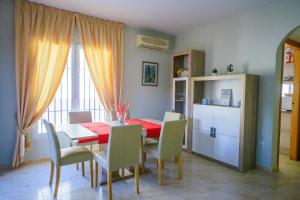jadalnia z czerwonym stołem i krzesłami w obiekcie Holiday home MonteMar w mieście Campoamor