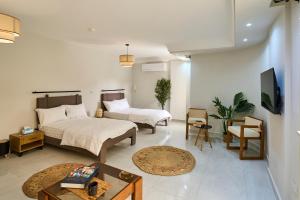 Μια τηλεόραση ή/και κέντρο ψυχαγωγίας στο Jira Inn Hotel - چيران