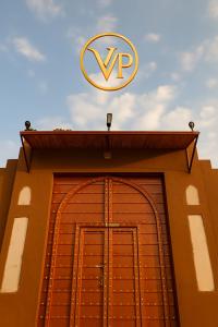 une porte de garage avec un panneau VP au-dessus dans l'établissement VVIP GAJBAN Resort, à Bikaner