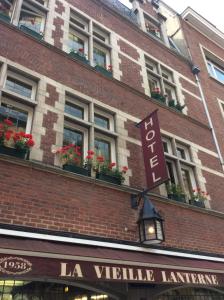- un bâtiment en brique avec un panneau de la villeiane dans l'établissement Hotel La Vieille Lanterne, à Bruxelles