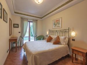 une chambre avec un lit, un bureau et une fenêtre dans l'établissement Apartment in Roma by Marco Simone Golf, à Marco Simone