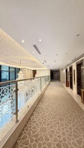 a hallway in a building with a walk way at رتاج إن in Al Khansāk