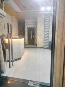 Una puerta de vidrio en una habitación con pasillo. en Princ pyramids view, en El Cairo