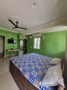 une chambre avec un lit et un mur végétal dans l'établissement Hotel New Gurudeo Basera And Family Restaurant, à Aurangābād