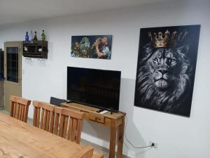 Televiisor ja/või meelelahutuskeskus majutusasutuses Complejo Bru-Mar