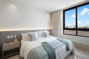 Кровать или кровати в номере Oceanfront Luxury 2BR apartment in Puerto Morelos