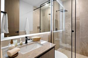 Ванная комната в Oceanfront Luxury 2BR apartment in Puerto Morelos +46 фотографий