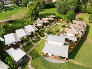 Luftaufnahme einer Häuserreihe mit weißen Dächern in der Unterkunft L1 Lanta Resort in Ko Lanta