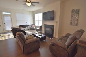 un salon avec deux canapés et une cheminée dans l'établissement Bright, charming, modern townhouse in Winder, à Winder