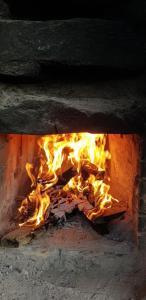 ein Feuer brennt in einem Steinofen in der Unterkunft Red Clay Pension Dream Conversation in Donghae