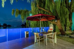 Πισίνα στο ή κοντά στο Huazhu Luxury Taishan Waterfront Green Willow B&B