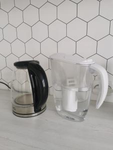 un mixeur et un verre d'eau sur un comptoir dans l'établissement 2х комнатная студия в центре, новый дом, à Kostanay