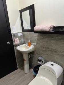 Ένα μπάνιο στο Apartamento en Manta