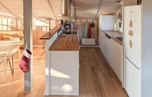 Køkken eller tekøkken på Amazing Home In Spøttrup With House A Panoramic View