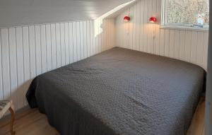 En eller flere senge i et værelse på Amazing Home In Spøttrup With House A Panoramic View + 5 billeder