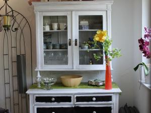 a white hutch with a bowl on top of it at Ferienwohnung Black For(r)rest Gumpp in Adelhausen