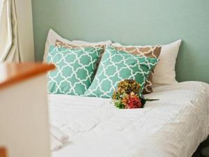 Ένα ή περισσότερα κρεβάτια σε δωμάτιο στο (A5)NEW OPEN☆中心エリアへ好アクセス　格安＆美室で快適空間　サービスアパ―トメントSAPPORO南8条A5