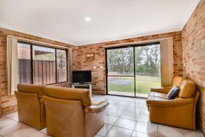 TV a/nebo společenská místnost v ubytování Hill Top Water and Bush Views