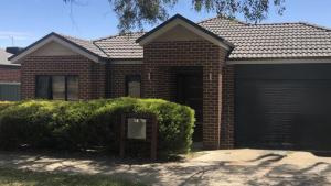 uma casa de tijolos vermelhos com garagem em Spacious home in Bendigo em Bendigo