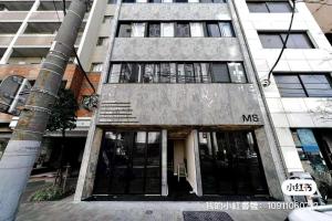 un edificio con entrada delantera a un edificio en 北川秋叶原 羽田机场直达 秋叶原站步行4分钟的和风民宿 卫生间偏小 适合家庭和情侣入住, en Tokio