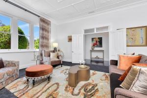 ein Wohnzimmer mit zwei Sofas und einem Tisch in der Unterkunft Merewether House 1910 - Iconic and Luxury Home in Merewether