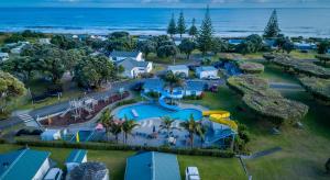 une vue aérienne d'un parc aquatique près de l'océan dans l'établissement Ōhope Beach TOP 10 Holiday Park, à Plage d'Ohope